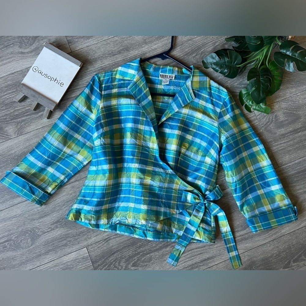Vintage Robbie Bee 100% silk shiny crinkle plaid wrap top in blue green. Size 10